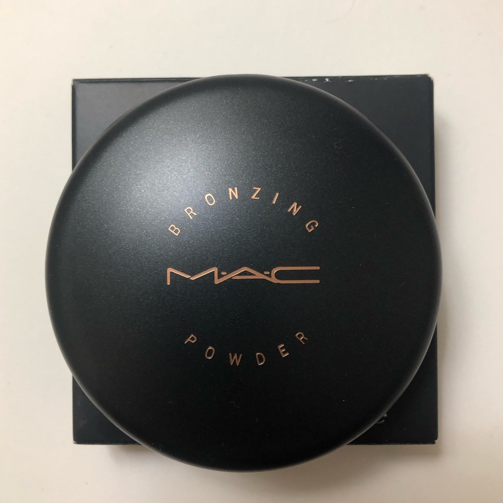 NWB MAC bronzing powder - Golden